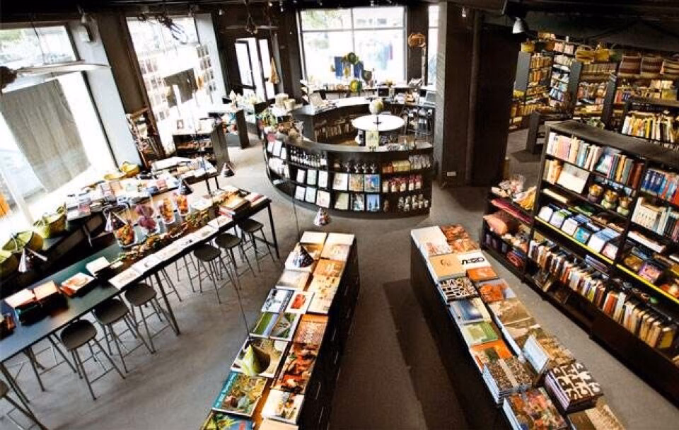 Hvor kan man købe bøger i lufthavnen?