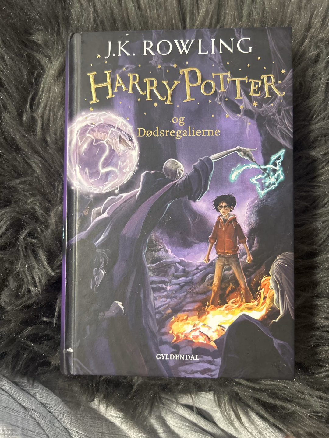 Hvem dør i Harry Potter og dødsregalierne del 1?