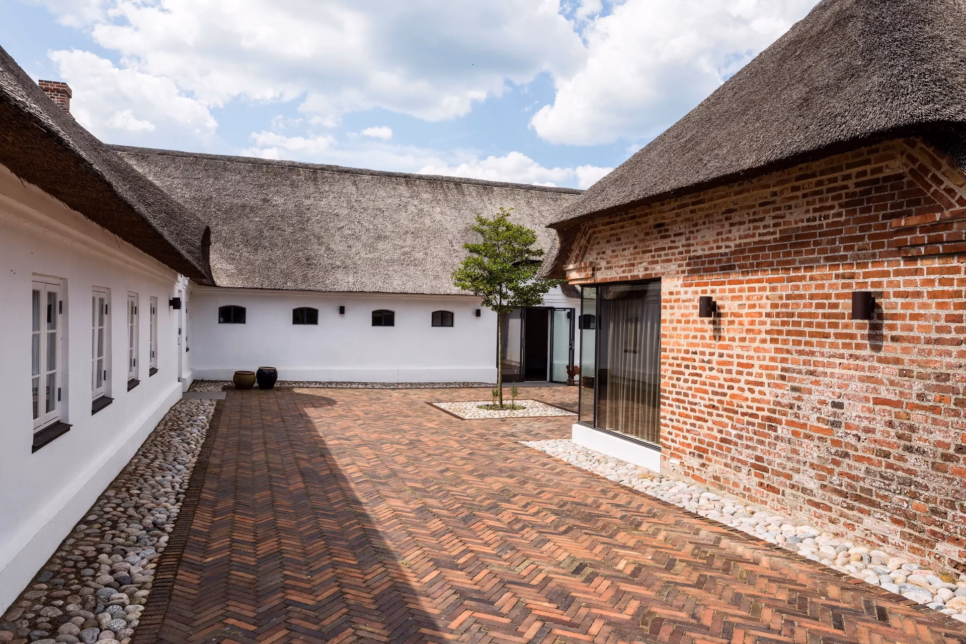 Hvem ejer Henneby Kro?