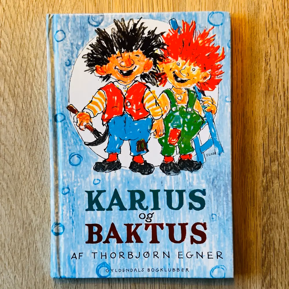 Er Karius rødhåret?