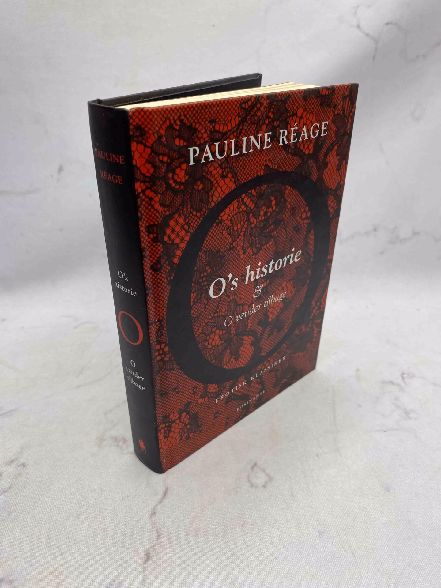 Hvad handler O's historie om?