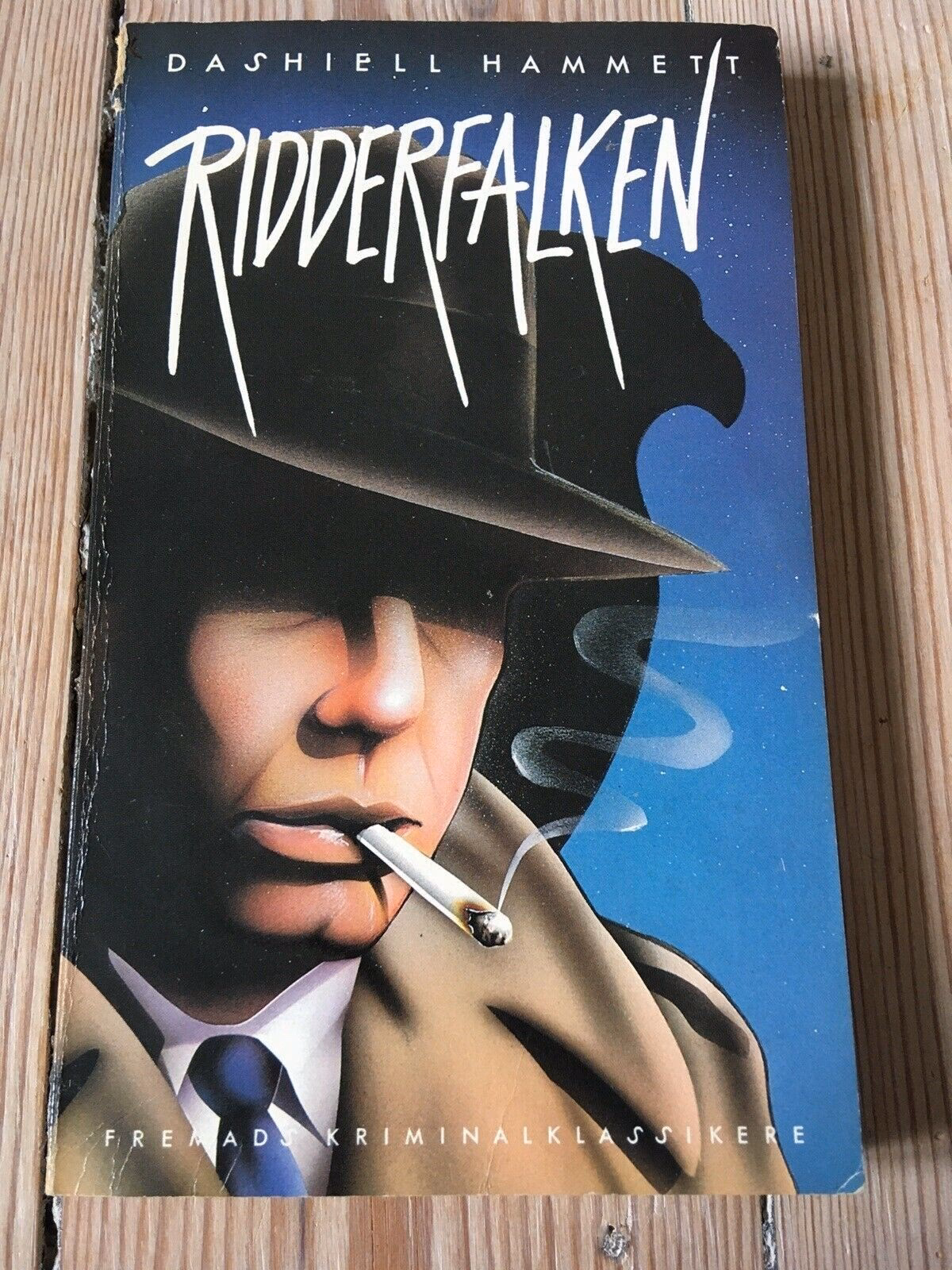 Hvem skrev bogen Ridderfalken?